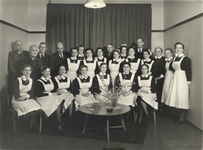 826190 Groepsportret van de 'examengroep 1952' van de verpleegstersopleiding in het Diakonessenhuis (Bosboomstraat 1) ...